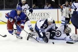 Ondřej Pavelec kryl v brance Jets nájezdy newyorských Rangers.