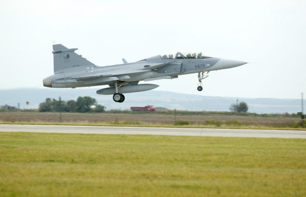 Stíhací letoun Gripen na letecké základně v Čáslavi.