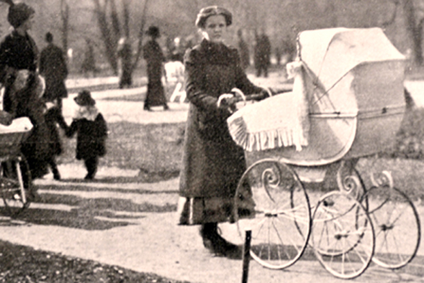 Matky a děti v pražských parcích kolem roku 1913.
