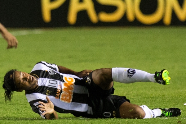 Ronaldinho zůstal po zákroku ležet na trávníku.