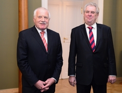 Miloš Zeman (vpravo) je proti žalobě na dosluhujícího prezidenta.