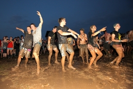 Loňský ročník festivalu Rock for People silně poznamenala nepřízeň počasí.