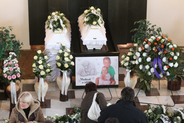 Na obřad, během kterého probíhalo rozloučení s Radimem a Adélkou, se dostavilo kolem 300 lidí.