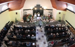 Ve Frenštátě pod Radhoštěm se konal 27. února pohřeb dvou dětí, které zemřely 17. února při výbuchu panelového domu.