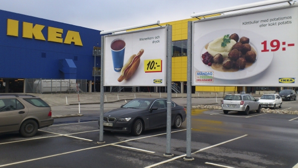 IKEA v mnoha státech stahuje z prodeje kromě masových kuliček také vídeňské párky. V nich byla také nalezena konina. IKEA v mnoha státech stahuje z prodeje kromě masových kuliček také vídeňské párky. V nich byla také nalezena konina.