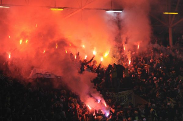 Utkání Fenerbahce Istanbul provázely výtržnosti, proto musí hrát bez fanoušků.