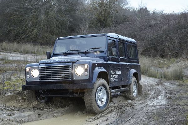Ikonu terénních vozů Land Rover Defender pohání elektromotor.
