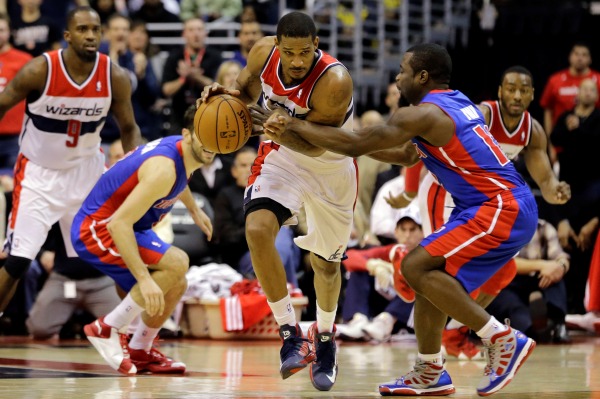 Basketbalisté Washingtonu podlehli ve středu v NBA doma Detroitu těsně 95:96. 