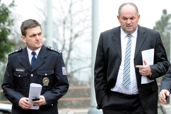 Předseda Fotbalové asociace ČR (FAČR) Miroslav Pelta (uprostřed), policejní prezident Martin Červíček (vlevo).