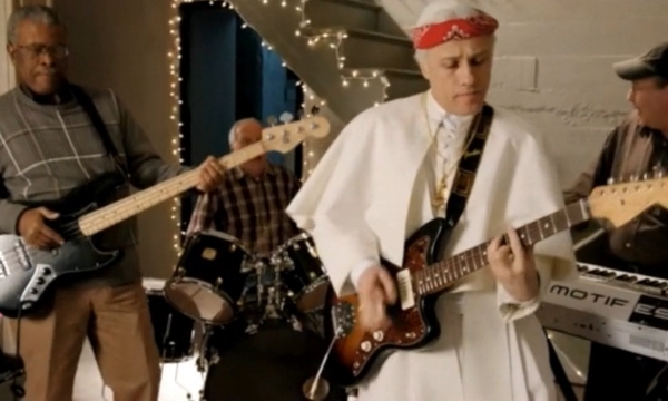 Benedikt XVI. válí na kytaru.