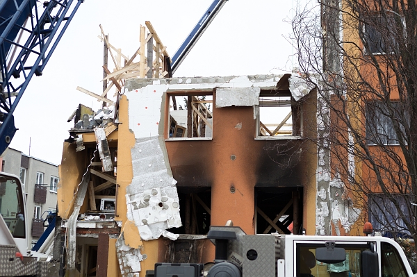 Demolice poškozeného domu dál pokračuje, podle odhadů by se lidé mohli nastěhovat nejdříve příští týden. Demolice poškozeného domu dál pokračuje, podle odhadů by se lidé mohli nastěhovat nejdříve příští týden.