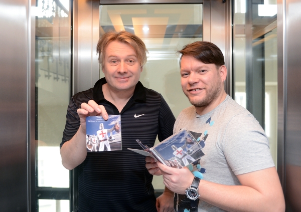 Baskytarista Pavel Mrázek (vlevo) a zpěvák Matěj Rupert z kapely Monkey Business představili 27. února v Praze nové album skupiny, na němž hostuje mimo jiných také americká písničkářka Joan Baezová. Baskytarista Pavel Mrázek (vlevo) a zpěvák Matěj Rupert z kapely Monkey Business představili 27. února v Praze nové album skupiny, na němž hostuje mimo jiných také americká písničkářka Joan Baezová.