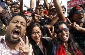 Demonstrace Bangladéšánů, kteří soudy s islamisty podporují.