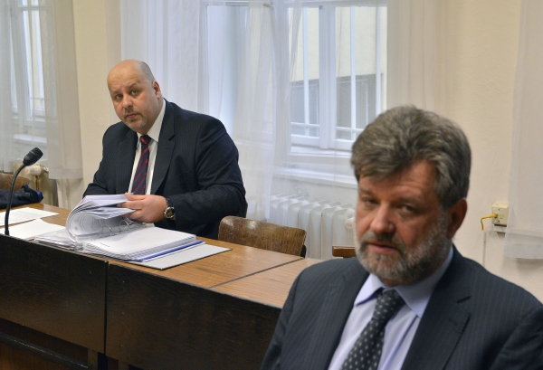 Petr Lessy (vlevo) a ministr Jan Kubice u soudu. Petr Lessy (vlevo) a ministr Jan Kubice u soudu.
