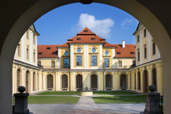 Ve Zbraslavi je několik vzácných historických památek, mimo jiné i Zbraslavský zámek. Ve Zbraslavi je několik vzácných historických památek, mimo jiné i Zbraslavský zámek.