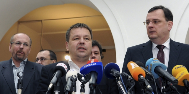 Ivan Fuksa (zleva), Petr Tluchoř a premiér Petr Nečas. Ivan Fuksa (zleva), Petr Tluchoř a premiér Petr Nečas.