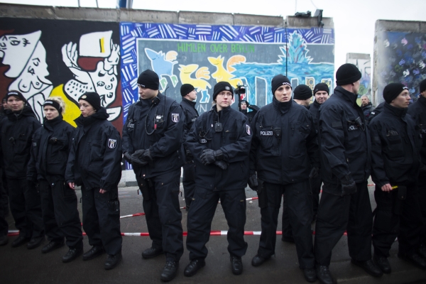 Na místě zasahovala stovka policistů, pět lidí bylo zatčeno.