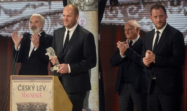 Českého lva za nejlepší film převzali režisér David Ondříček (druhý zleva) a producent Kryštof Mucha (vpravo) za film Ve stínu. Cenu jim předal herec a scénárista Zdeněk Svěrák (vlevo) a výtvarník Theodor Pištěk (druhý zprava). Českého lva za nejlepší film převzali režisér David Ondříček (druhý zleva) a producent Kryštof Mucha (vpravo) za film Ve stínu. Cenu jim předal herec a scénárista Zdeněk Svěrák (vlevo) a výtvarník Theodor Pištěk (druhý zprava).