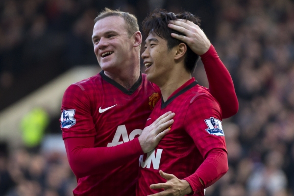 Autor hattricku Kagawa (vpravo) se raduje s Rooneym.