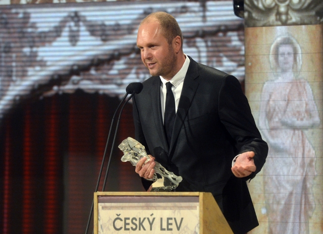 David Ondříšek se svou křišťálovou soškou. Je to nejvíc, co může český filmař získat, říká.