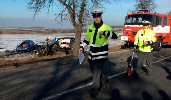 Při čelním střetu dvou osobních aut na okraji Slaného na Kladensku zemřeli čtyři lidé. Při čelním střetu dvou osobních aut na okraji Slaného na Kladensku zemřeli čtyři lidé.