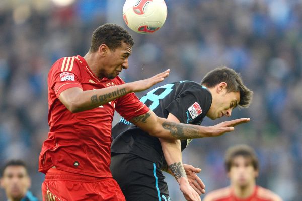 Hráč Bayernu Jerome Boateng vyhrává hlavičkový souboj v duelu s Hoffenheimem.