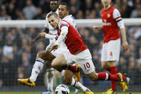 Jack Wilshere(Arsenal) uniká Moussa Dembelemu. 