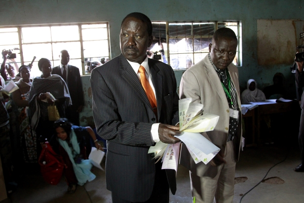 Prezidentský kandidát Raila Odinga se chystá na volby. Prezidentský kandidát Raila Odinga se chystá na volby.
