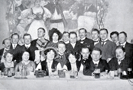 Anselm Goetzl miloval pražské podniky, v nichž to žilo (na snímku pijácká společnost v roce 1912).