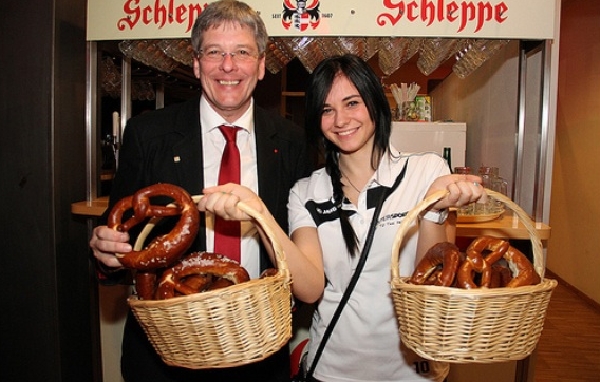 Vítězný socialista Peter Kaiser na volebním turné.