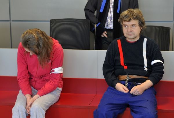 Před senátem Krajského soudu v Olomouci stanuli 4. března manželé Alena (vlevo) a Zdeněk (vpravo) Hostašovi, kteří jsou obžalováni z těžkého ublížení. Před senátem Krajského soudu v Olomouci stanuli 4. března manželé Alena (vlevo) a Zdeněk (vpravo) Hostašovi, kteří jsou obžalováni z těžkého ublížení.
