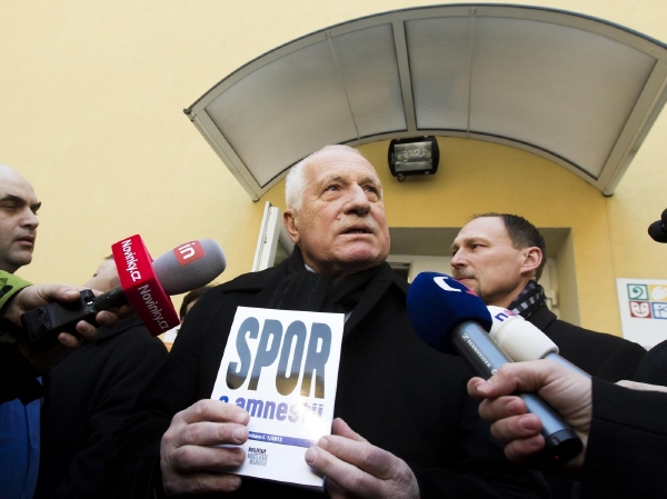 Dosluhující prezident Václav Klaus se svou knihou o amnestii.