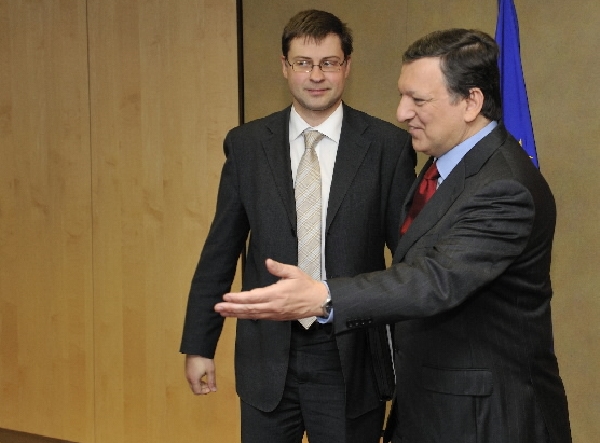 Vítejte v eurozóně. Šéš Evropské komise Barroso a lotyšský premiér Dombrovskis.