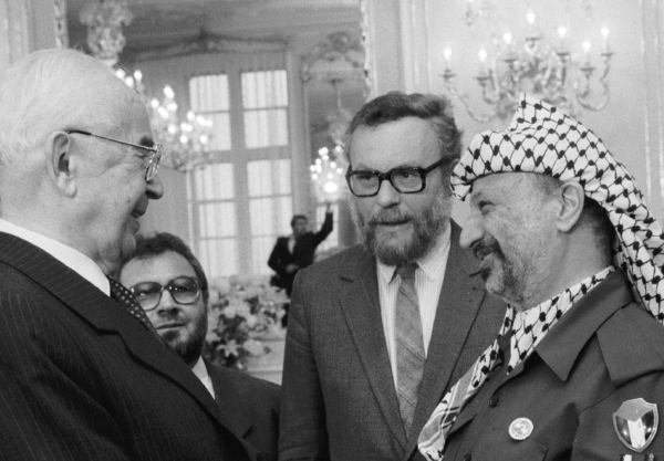 Nositel Nobelovy ceny míru Jásir Arafat. V roce 1989 dostal od Gustáva Husáka československý Řád bílého lva I. třídy.