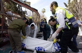 Odklízení mrtvých po bombovém útoků Palestinců na autobus v Jeruzalémě (2004).