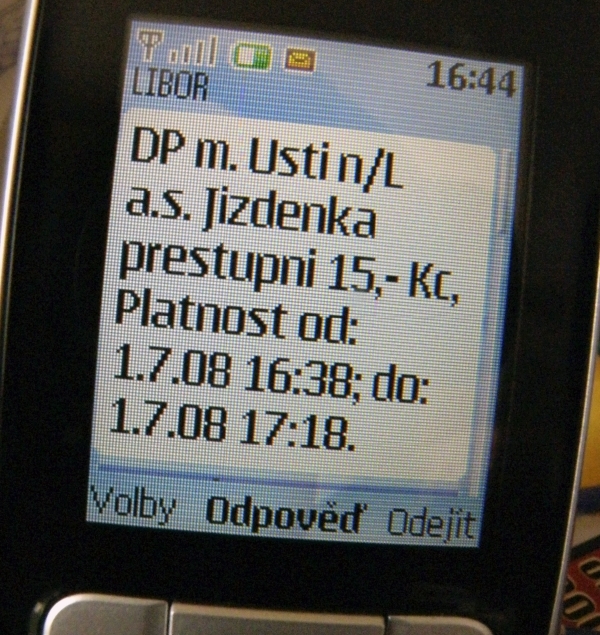 Smlouvu na SMS jízdenky, kterou uzavřelo minulé vedení pražského dopravního podniku, prověřovala loni právní analýza advokáta Václava Lásky (ilustrační foto). Smlouvu na SMS jízdenky, kterou uzavřelo minulé vedení pražského dopravního podniku, prověřovala loni právní analýza advokáta Václava Lásky (ilustrační foto).