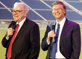 Zleva čtvrtý nejbohatší muž světa Warren Buffett s Billem Gatesem, který si už delší dobu drží pozici druhého nejmajetnějšího muže světa.
