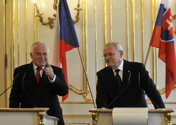Václav Klaus při návštěvě na Slovensku s prezidentem Gašparovičem (vpravo). Václav Klaus při návštěvě na Slovensku s prezidentem Gašparovičem (vpravo).