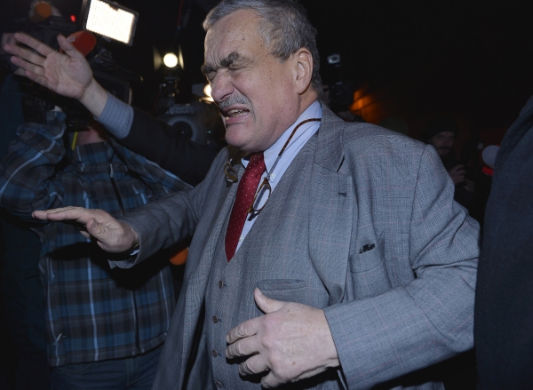 "Myslím, že to není rozumný krok. Prezident je státní instituce, žalovat ho máme opravdu jen z velmi vážných důvodů," řekl v reakci na krok horní komory Parlamentu Schwarzenberg. "Myslím, že to není rozumný krok. Prezident je státní instituce, žalovat ho máme opravdu jen z velmi vážných důvodů," řekl v reakci na krok horní komory Parlamentu Schwarzenberg.