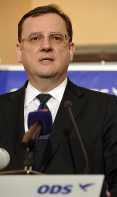 Se schválením ústavní žaloby nesouhlasí premiér Petr Nečas.