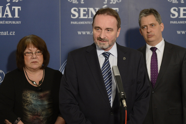 Zleva senátoři Eliška Wagnerová, Miroslav Antl a Jiří Dienstbier.