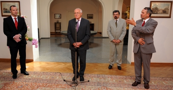 Klaus ocenil své nejbližší spolupracovníky Plaketou prezidenta republiky. Zleva mluvčí Václava Klause Radim Ochvat, Václav Klaus, kancléře Petr Weigl a zástupce kancléře Petr Hájek. Klaus ocenil své nejbližší spolupracovníky Plaketou prezidenta republiky. Zleva mluvčí Václava Klause Radim Ochvat, Václav Klaus, kancléře Petr Weigl a zástupce kancléře Petr Hájek.