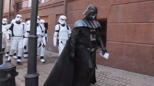 Na ukrajinské ministerstvo spravedlnosti přišel Darth Vader v doprovodu Stormtrooperů.