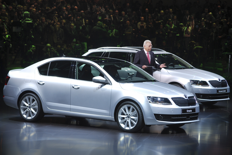 Předseda představenstva Škody Auto Winfried Vahland představil v Ženevě novou Škodu Octavii Combi třetí generace. 