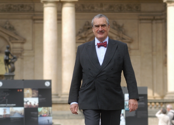 Karel Schwarzenberg a jeho typický doplněk v podobě motýlku.