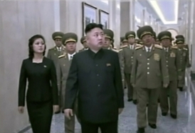 Kin Čong-un při setkání se špičkami armády KLDR (únor 2012).