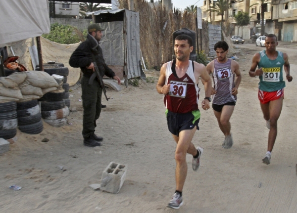 Maratonci v Gaze roku 2012.