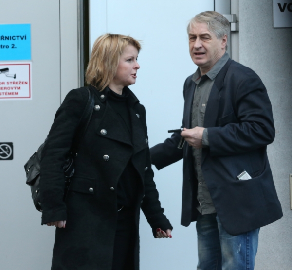 Zpěvačka Iveta Bartošová v doprovodu svého milence Josefa Rychtáře. Zpěvačka Iveta Bartošová v doprovodu svého milence Josefa Rychtáře.