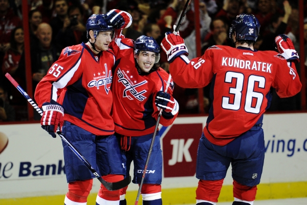 Tomáš Kundrátek oslavil v dresu Washingtonu první gól v NHL. Tomáš Kundrátek oslavil v dresu Washingtonu první gól v NHL.