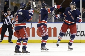 Rangers těží z formy Ricka Nashe (vpravo).